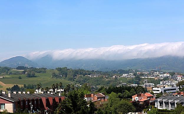 Vientos de noroesta están empujando una niebla marina que está cubriendo el cielo en la costa.
