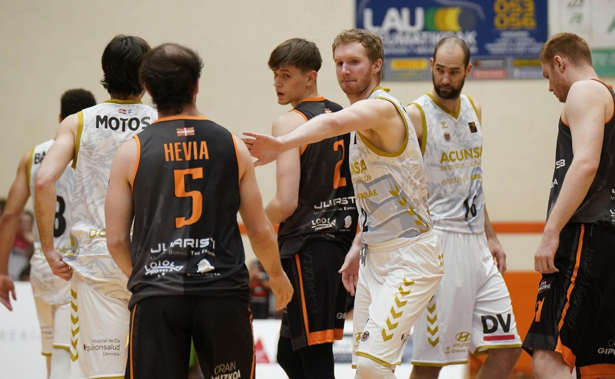 Motos, Hevia, Hanzlik. Simons y Delas se saludan antes del derbi el domingo pasado. 