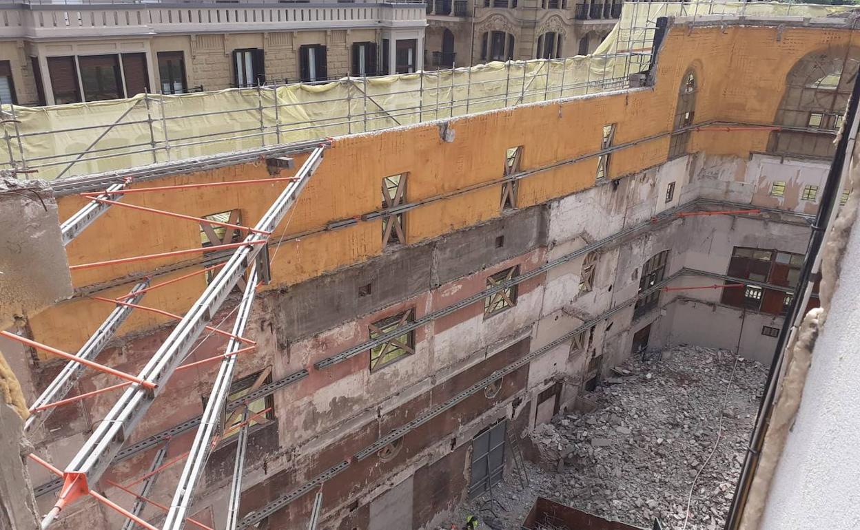 Fotografía facilitada por Áncora para denunciar que «se ha consumado ya el vaciado integral del Palacio Bellas Artes, pero todavía se mantienen íntegras sus fachadas».
