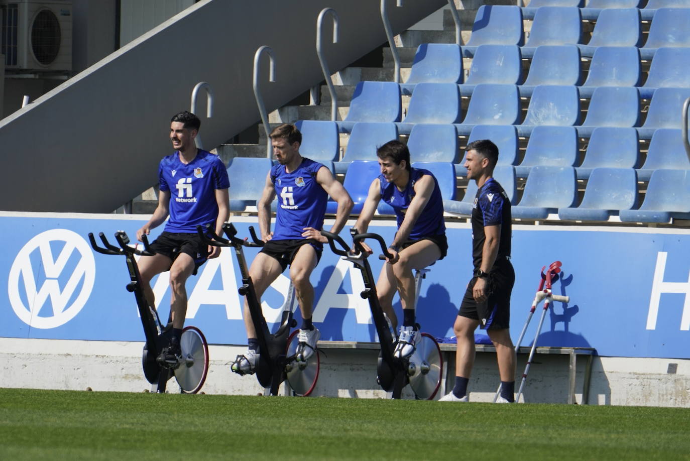 Fotos: Barrenetxea ya toca balón en Zubieta