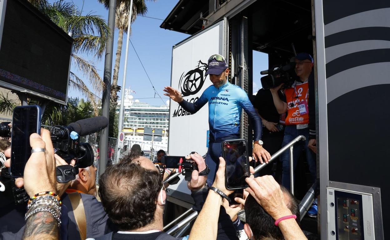 Vincenzo Nibali baja del set de la Rai en Messina, donde este miércoles anunció que se retira esta temporada. 