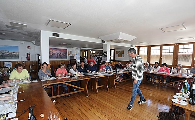 Los asistentes siguieron atentamente las explicaciones de Mikel Garaizabal. 