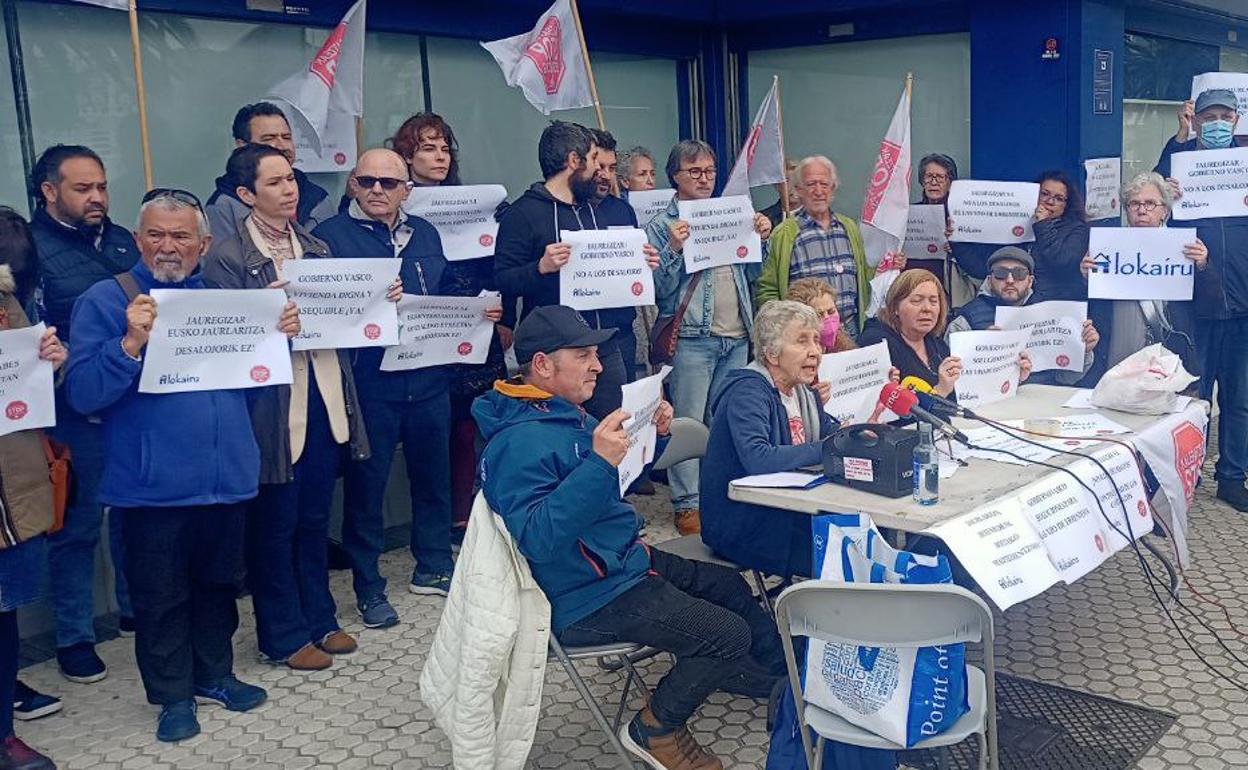 Concentración hace una semana de Stop Deshaucios en solidaridad con los vecinos de Errenteria que viven en los bloques de Jaureguizar.
