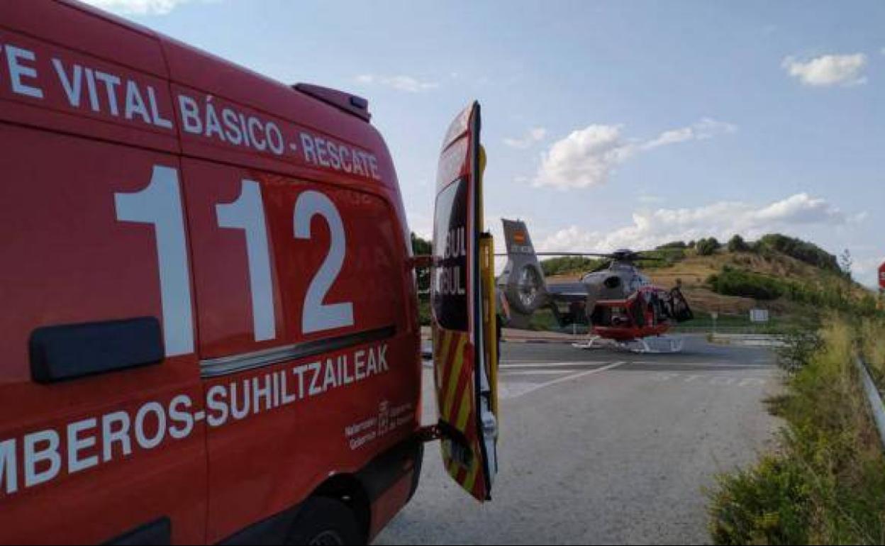 Ambulancia y helicóptero medicalizado de los bomberos de Navarra, en una intervención anterior