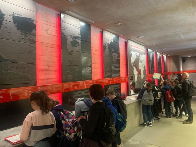 Visitantes en el monumento a la abolición de la exclavitud junto al río Loire