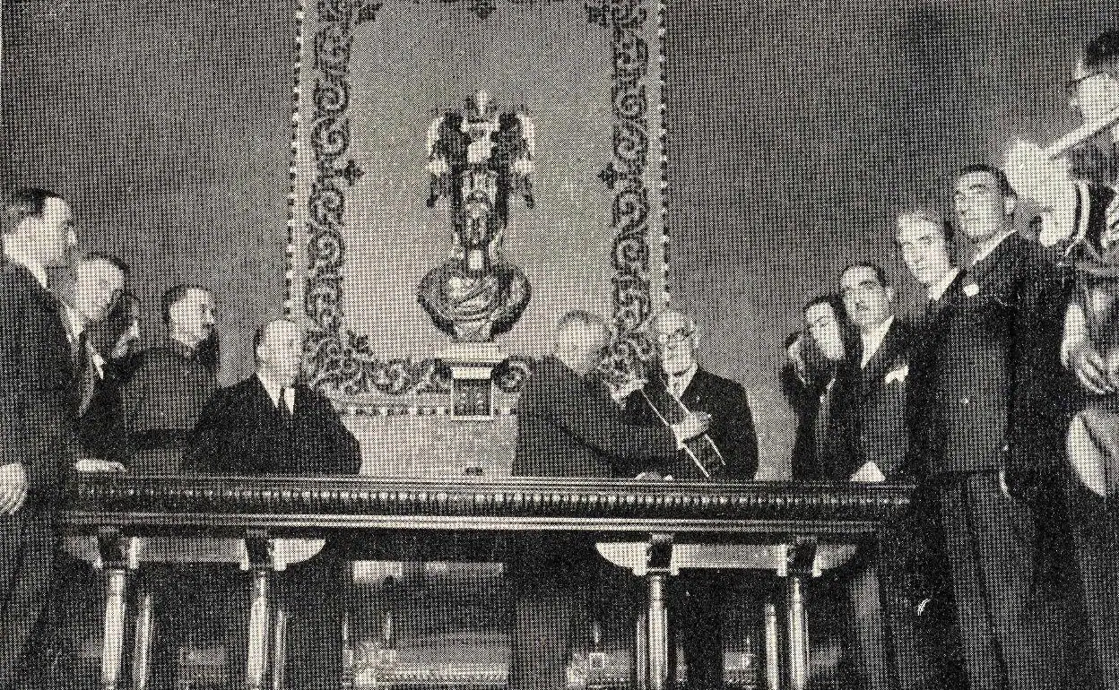 El presidente de la República, Niceto Alcalá Zamora impone la insignia de la Orden de la República a León Iruretagoyena el 14 de septiembre de 1932. 