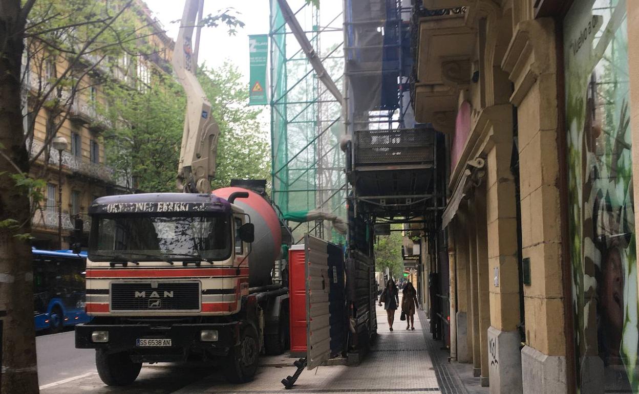 Una ciudadana protesta: «Hace cuatro años colocaron una grúa enorme delante del número 51 de Urbieta para reconvertir un edificio entero en hotel y las obras siguen», dice. «El Ayuntamiento de Donostia debería obligar a culminar las obras en tiempo y forma. No es de recibo que soportemos tantos años de obras, y menos para construir un hotel». 