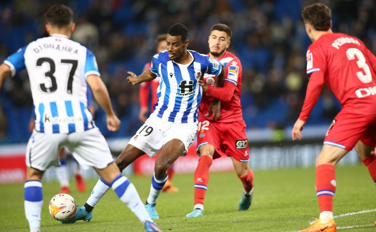 Isak protege el balón en el partido ante el Espanyol. 