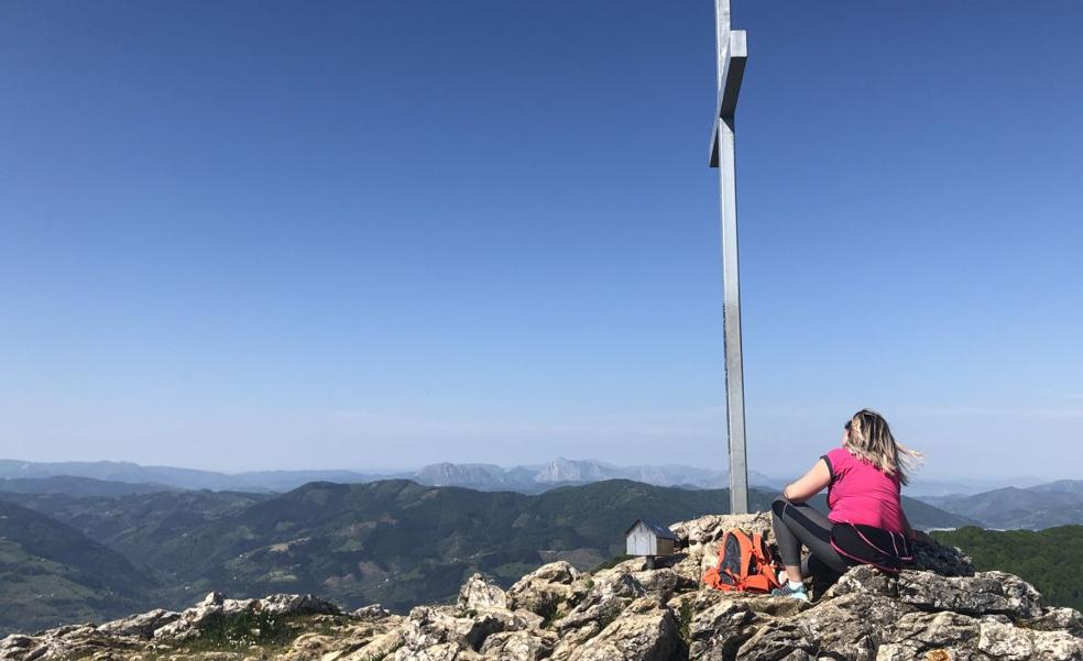 Desde la cruz de Erlo, las vistas a la línea de Aizkorri, Udalatx, Larrunarri... son impresionantes