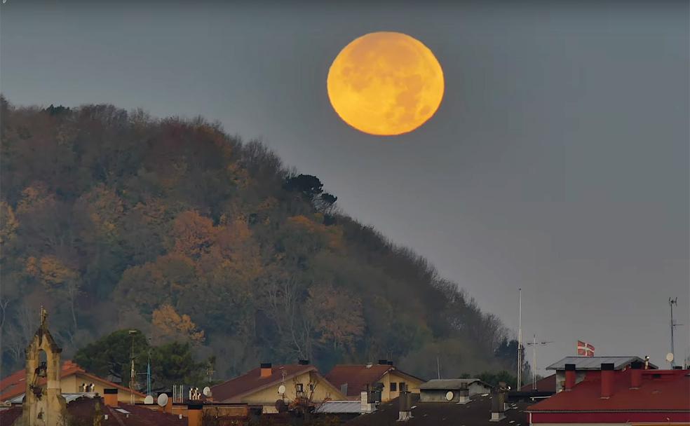 Vídeo grabado en 2019 con una luna rojiza sobre Donostia. 