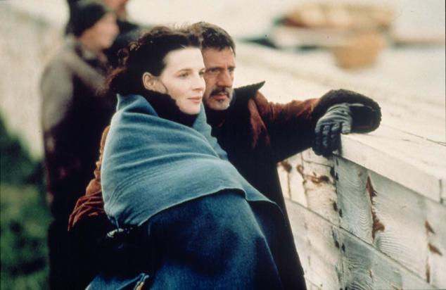 Juliette Binoche, junto a Daniel Auteuil, en 'La viuda de Saint Pierre', en el año 2000. 