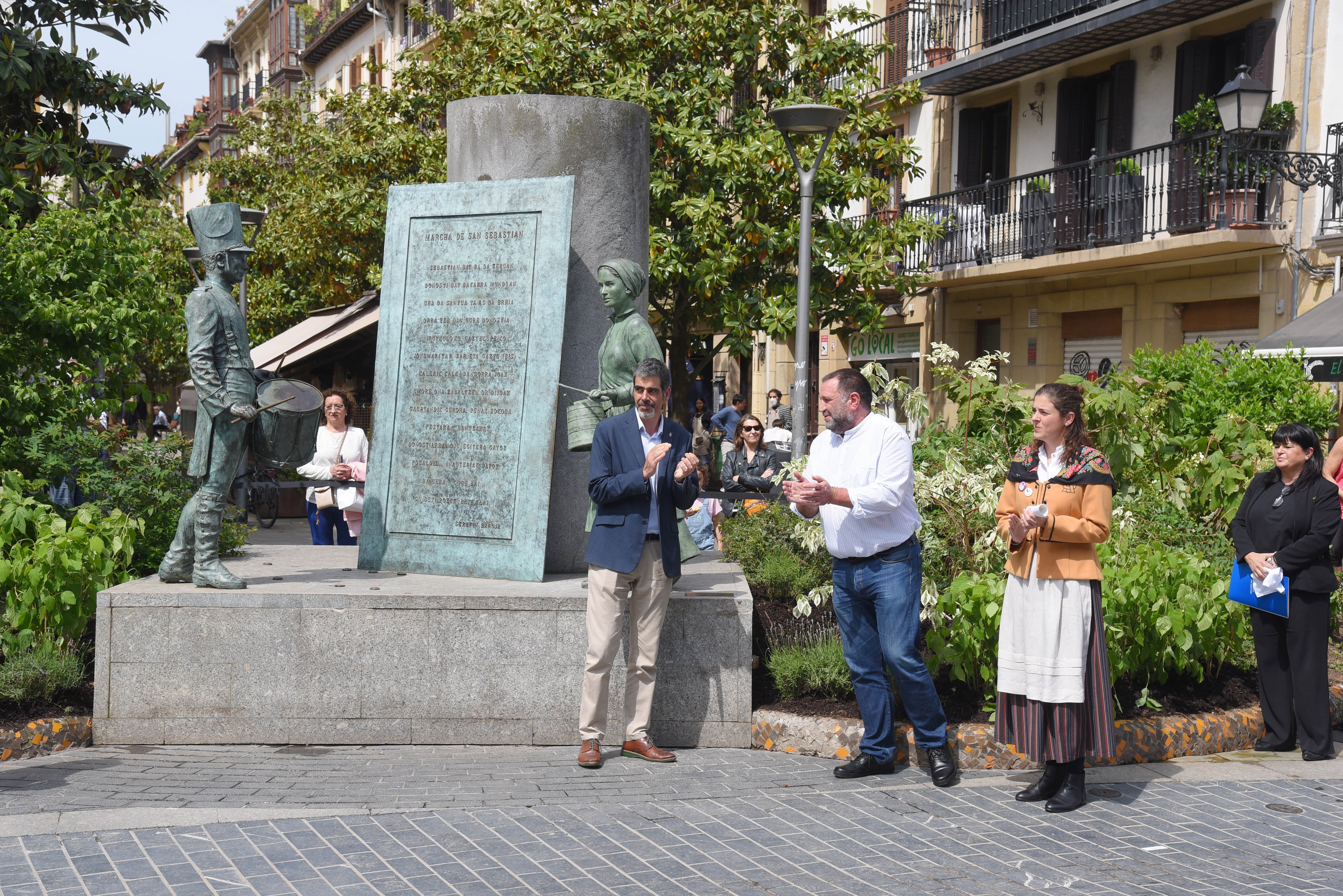 Fotos: Donostia da la bienvenida a la aguadora en la plaza Sarriegi