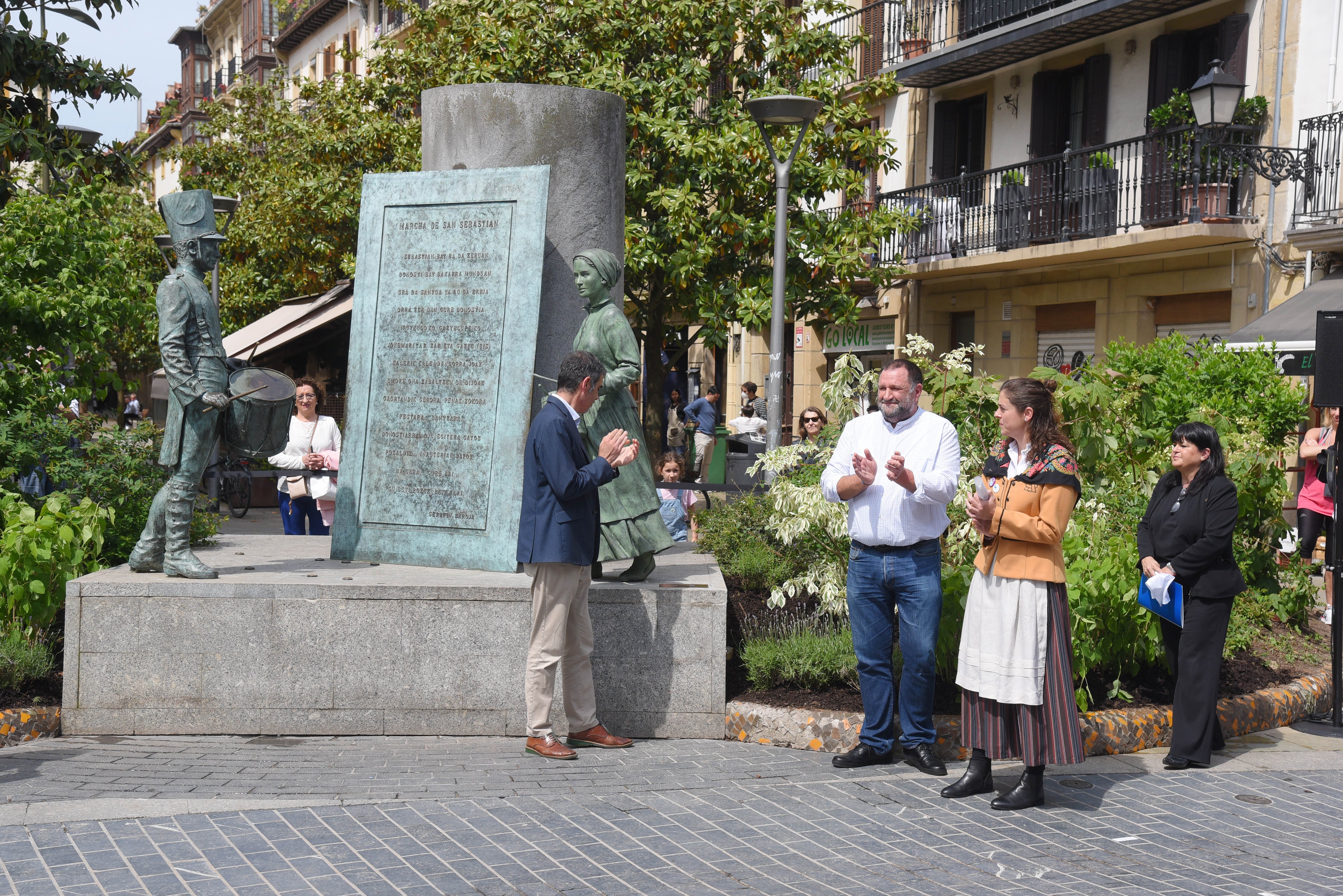 Fotos: Donostia da la bienvenida a la aguadora en la plaza Sarriegi