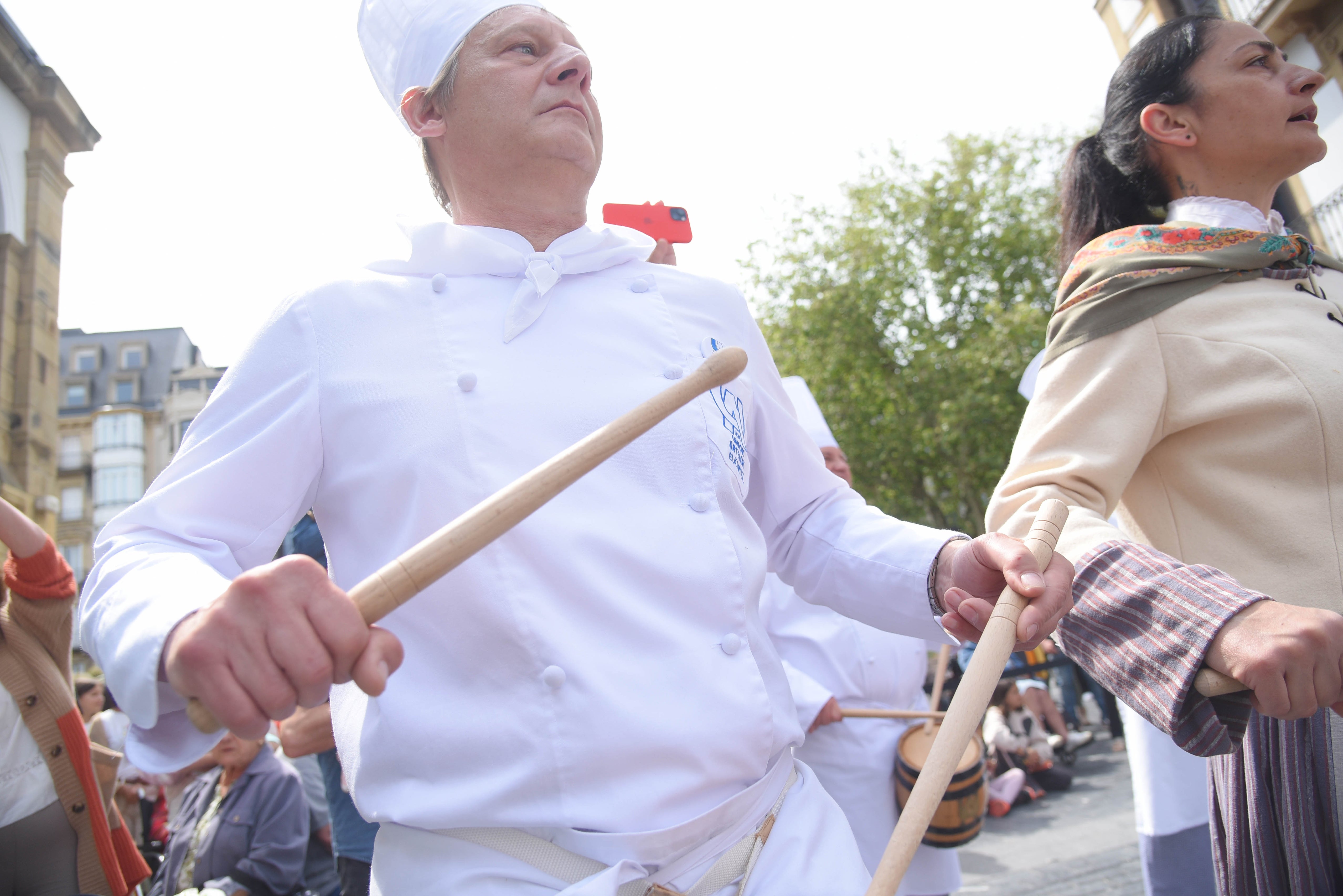 Fotos: Donostia da la bienvenida a la aguadora en la plaza Sarriegi