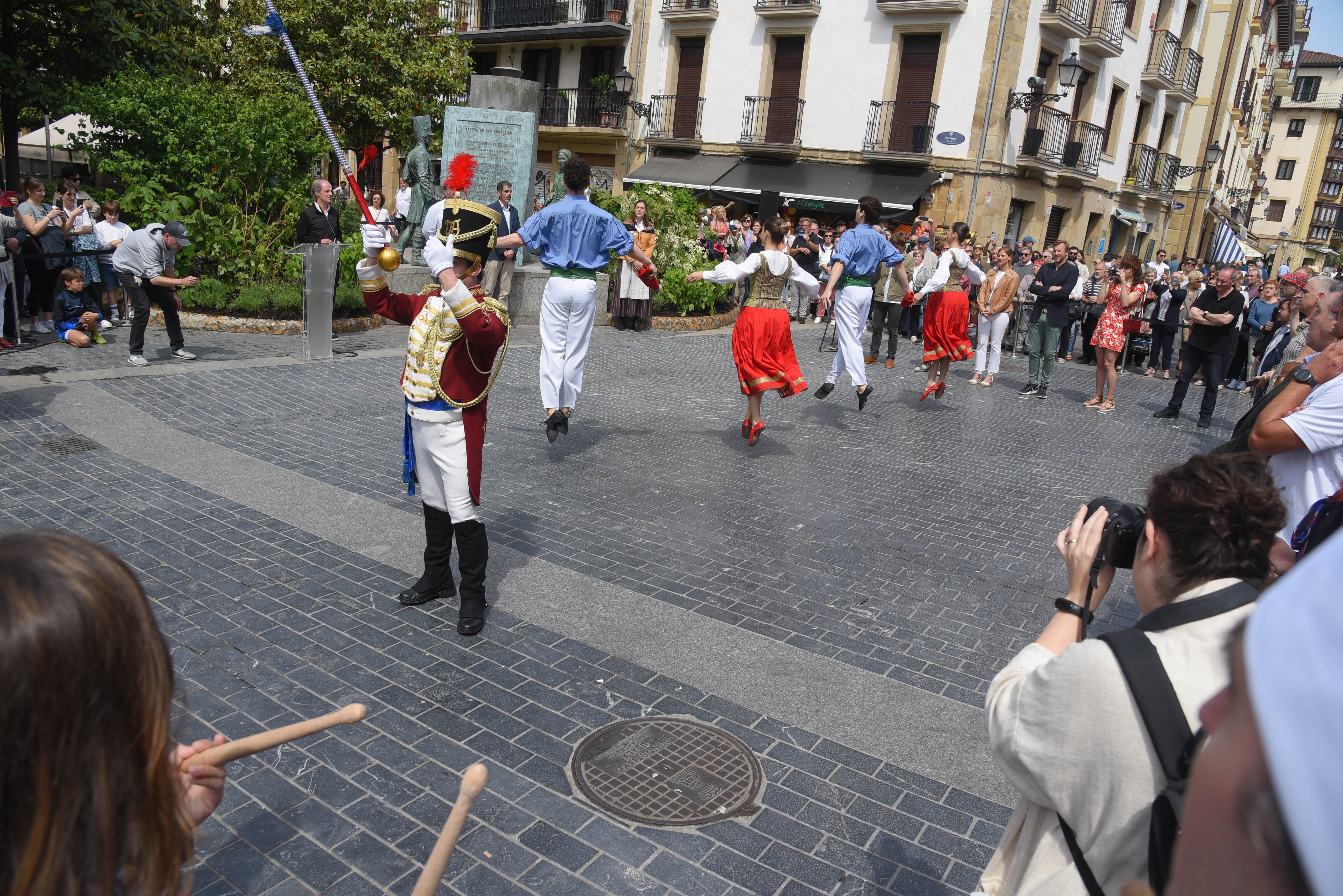 Fotos: Donostia da la bienvenida a la aguadora en la plaza Sarriegi