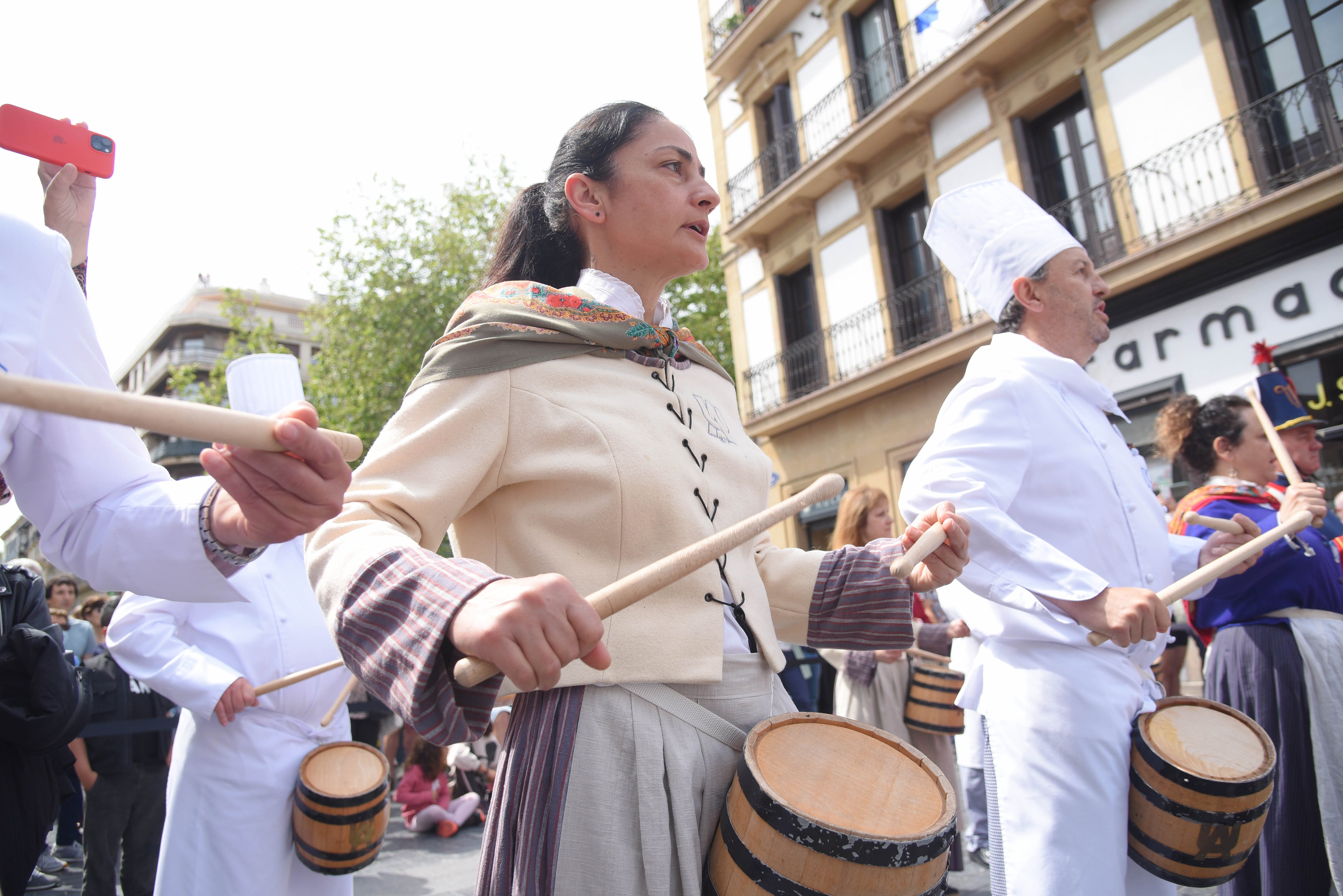 Fotos: Donostia da la bienvenida a la aguadora en la plaza Sarriegi