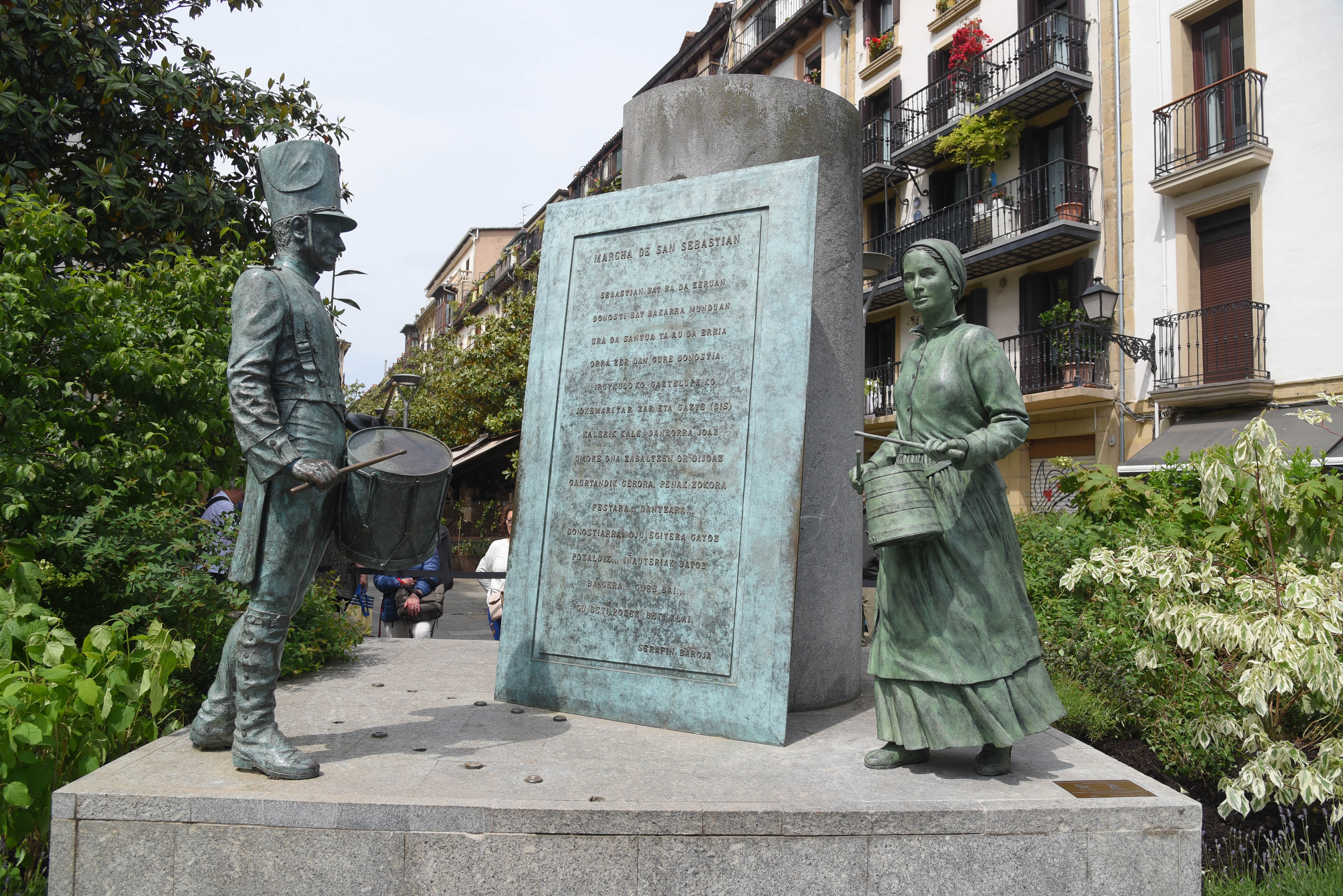 Fotos: Donostia da la bienvenida a la aguadora en la plaza Sarriegi