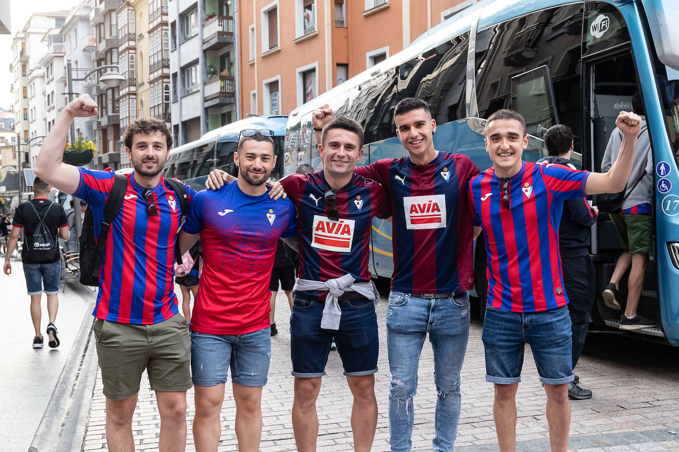 Imagen principal - S. D. Eibar: La afición armera madruga para estar con su equipo en Leganés