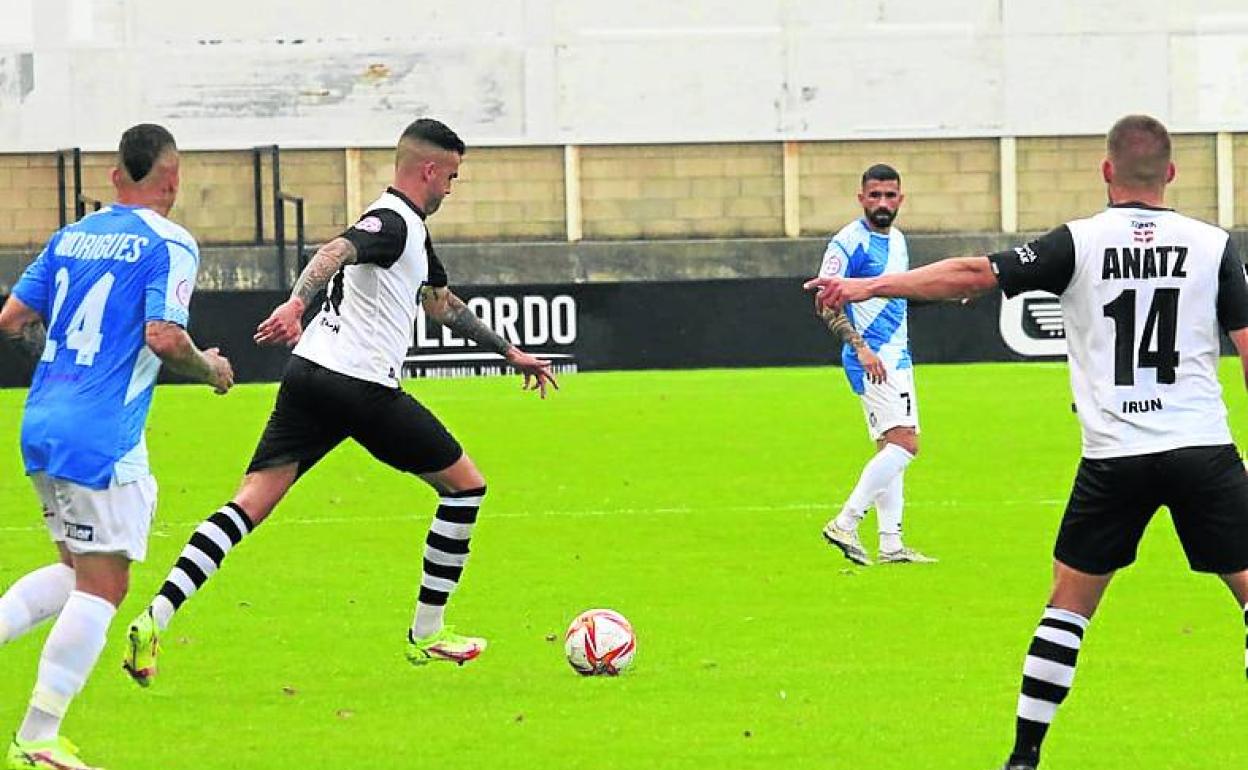 Oyarzun fue ayer uno de los txuribeltz más destacados. 