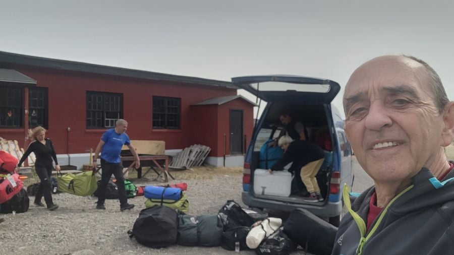 Cargando en la furgoneta.