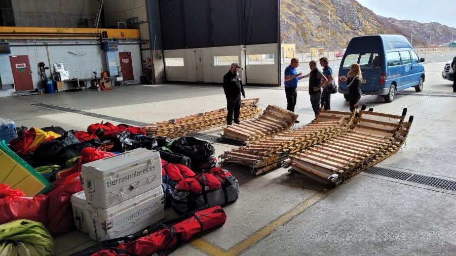 La carga dispuesta para transportar al hielo en el helicóptero. 