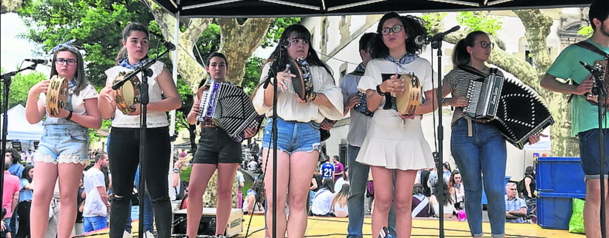 El grupo de trikitixa del Conservatorio animó la fiesta con su música. 