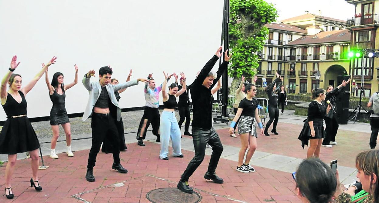 La plazoleta del Juncal acogió la fiesta LGTBIQ+ durante la tarde-noche de ayer, con actuaciones y la retransmisión del festival. 