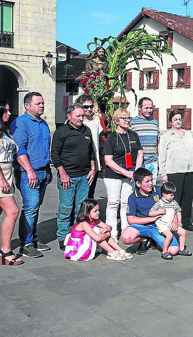 Instante del homenaje a la familia del caserío Lizardi. 