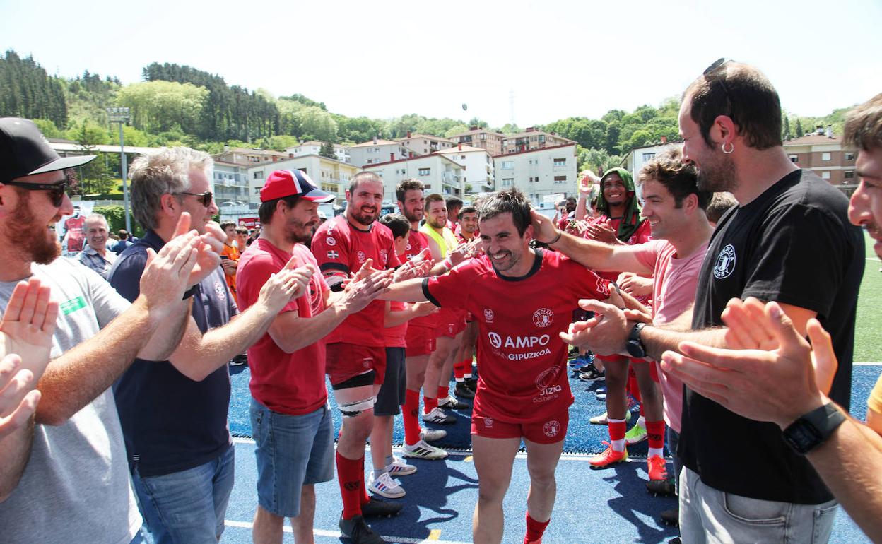 Iñaki Puyadena recibió un pasillo de sus compañeros. Esta será su última temporada en el Ampo. 