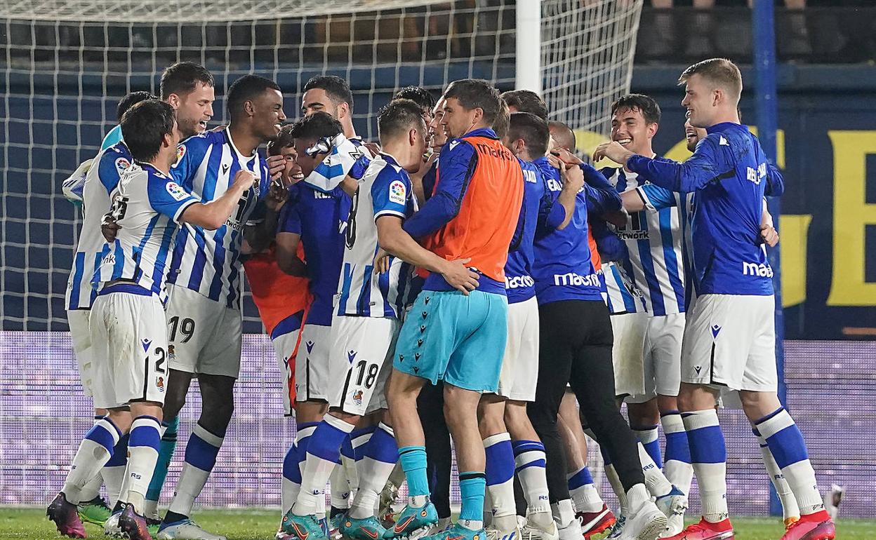 Los realistas celebran la clasificación para la Europa League sobre el césped de La Cerámica. 