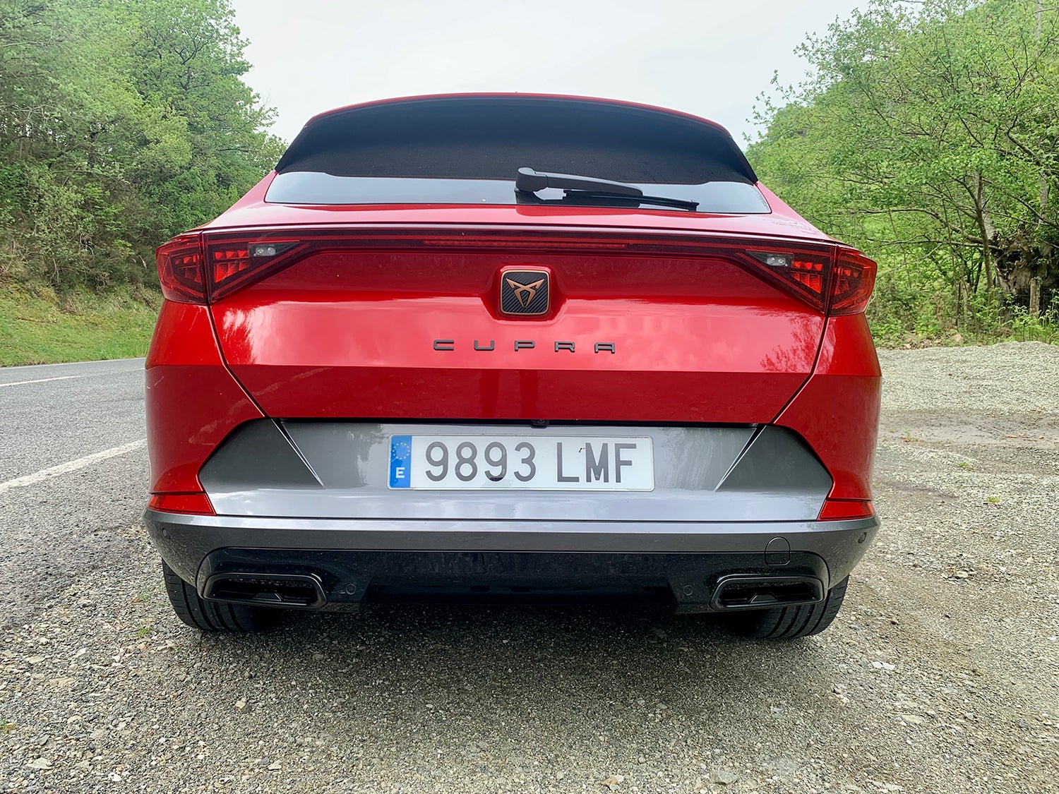 Primer plano de la trasera del Cupra Formentor con las salidas de escape