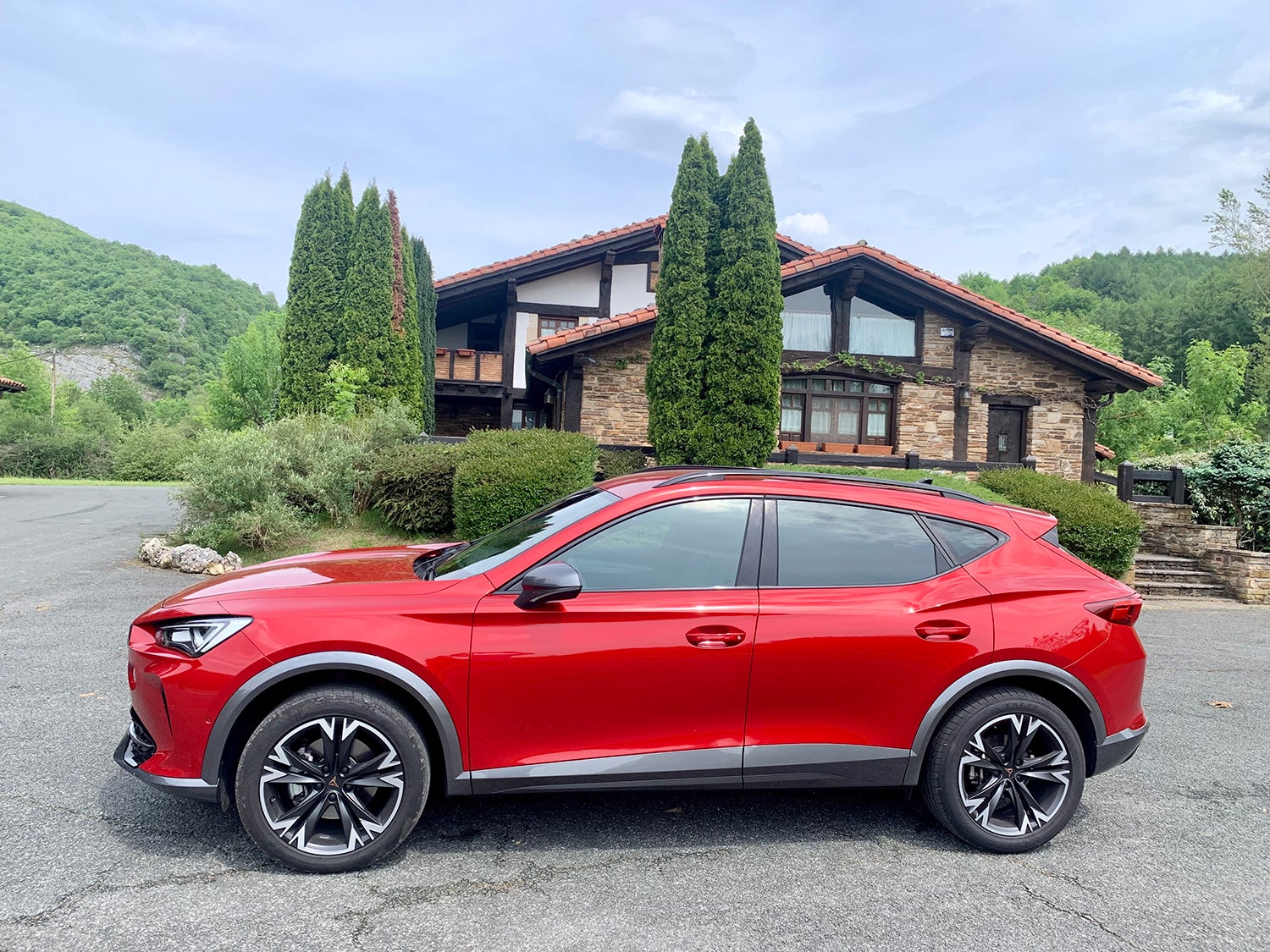 Su linea lateral es muy atractiva y su comportamiento excelente, en todo tipo de vias