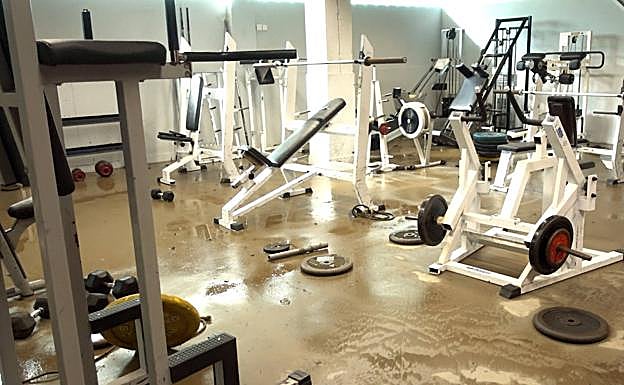 Imagen principal - El agua entró en el Velódromo y casi llegó a inundar las pistas.