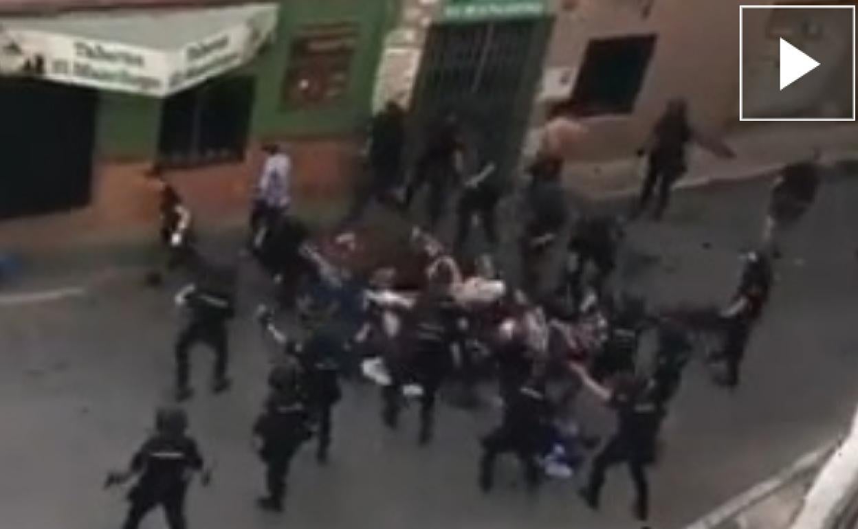 Captura del vídeo en el que la Policía golpea a los aficionados de la Real de Bultzada.
