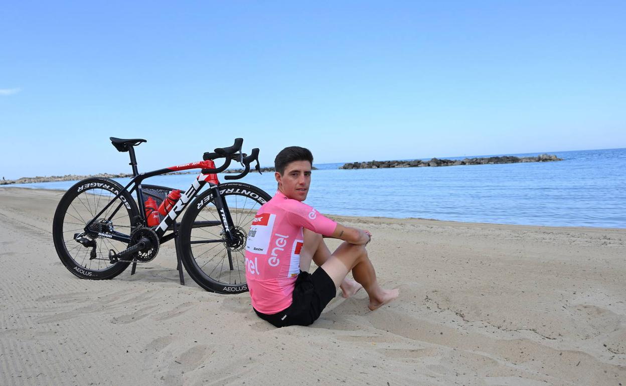 Juanpe López posa en Montesilvano con la maglia rosa que le identifica como líder del giro de Italia. 