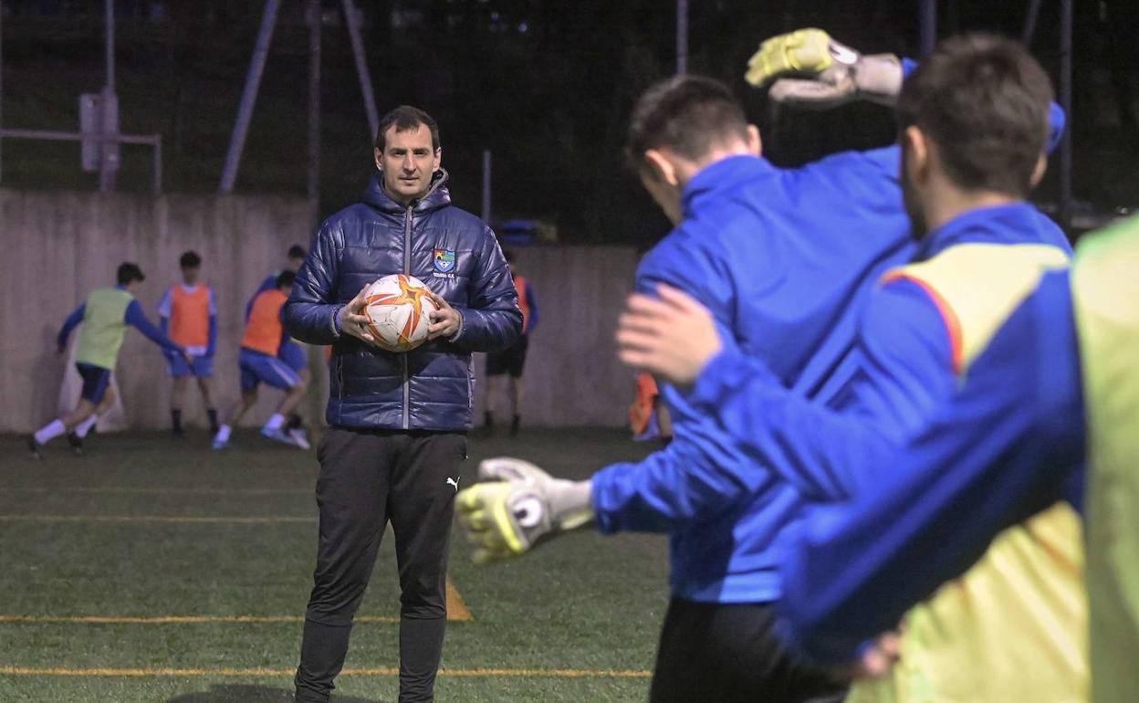 Mikel Arruabarrena dirigiendo un entrenamiento del Tolosa. 