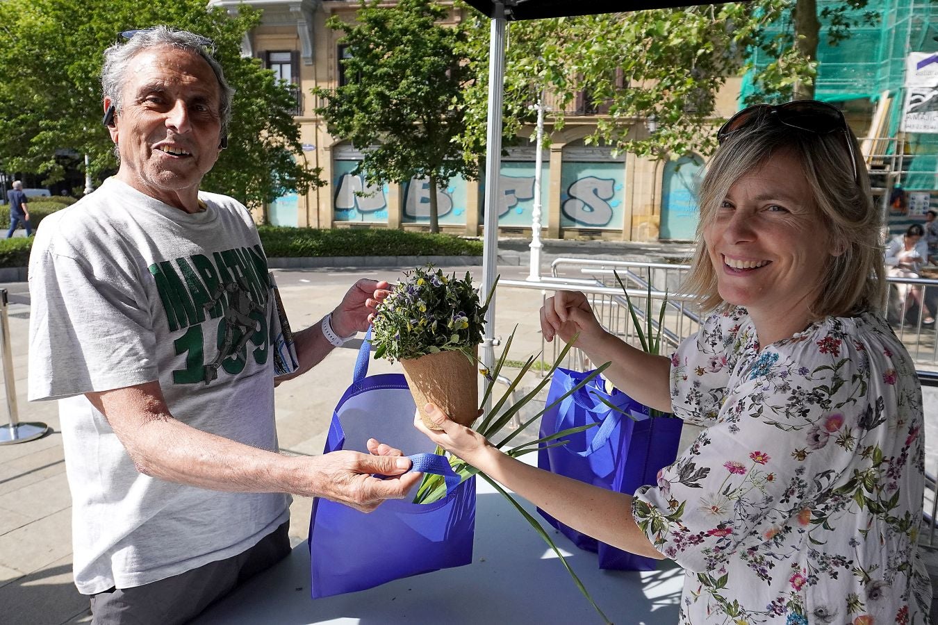 Fotos: Reparto de plantas y bulbos en San Sebastián