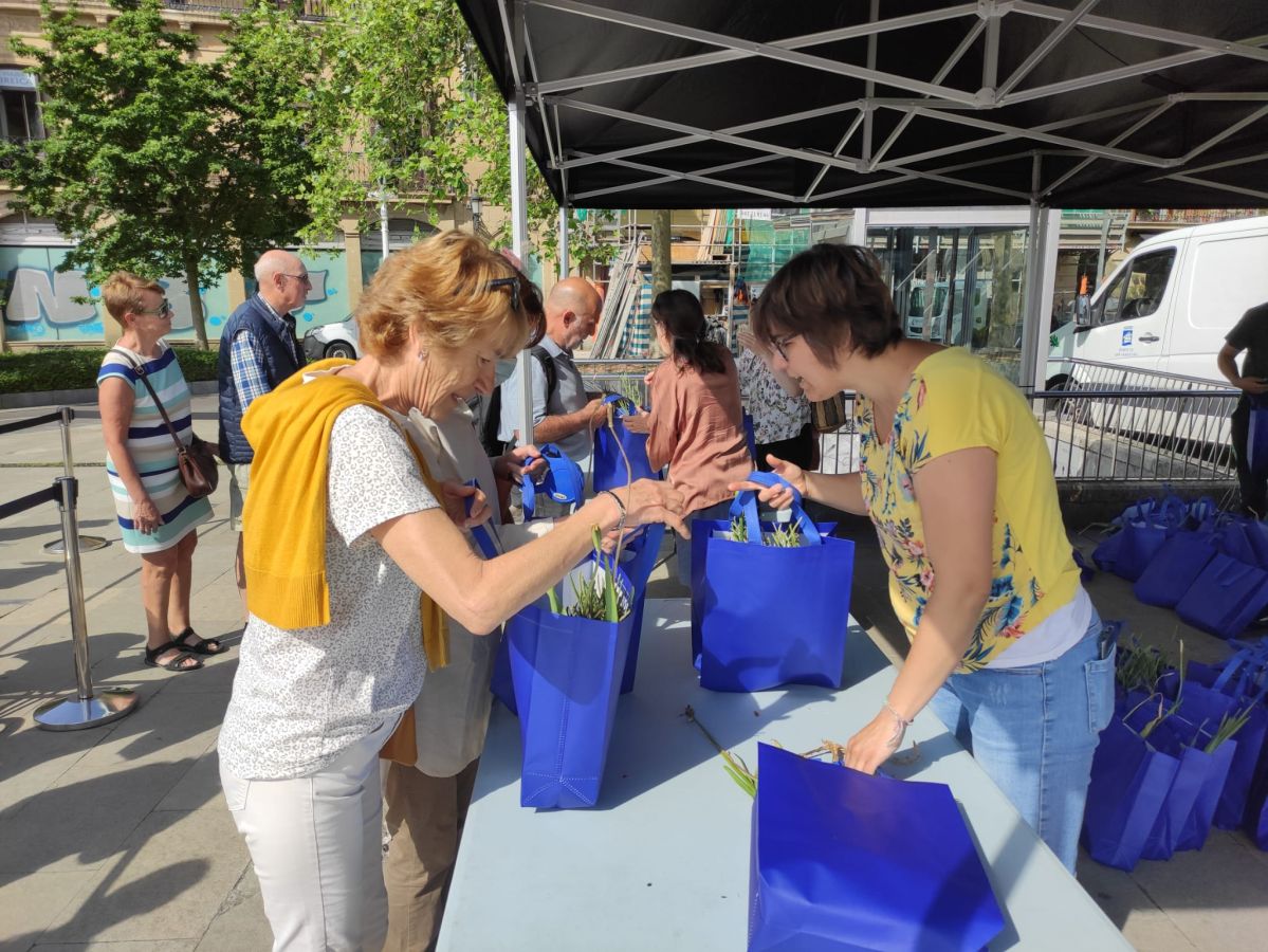 Fotos: Reparto de plantas y bulbos en San Sebastián