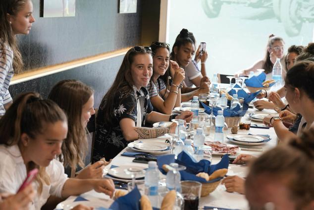 Las jugadoras de la Real Sociedad brindan por los éxitos conseguidos. 