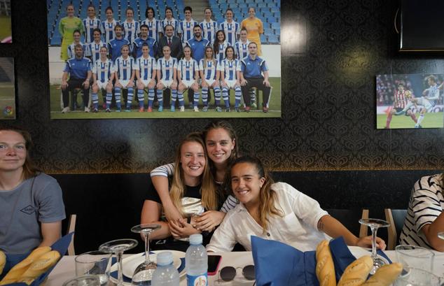 Las jugadoras de la Real Sociedad brindan por los éxitos conseguidos. 