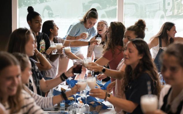 Las jugadoras de la Real Sociedad brindan por los éxitos conseguidos. 