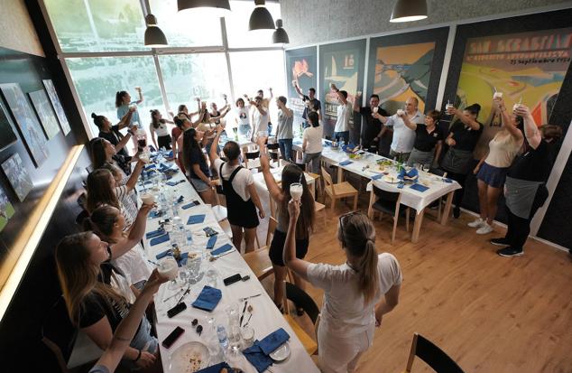 Las jugadoras de la Real Sociedad brindan por los éxitos conseguidos. 