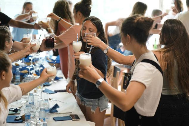 Las jugadoras de la Real Sociedad brindan por los éxitos conseguidos. 