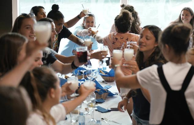 Las jugadoras de la Real Sociedad brindan por los éxitos conseguidos. 