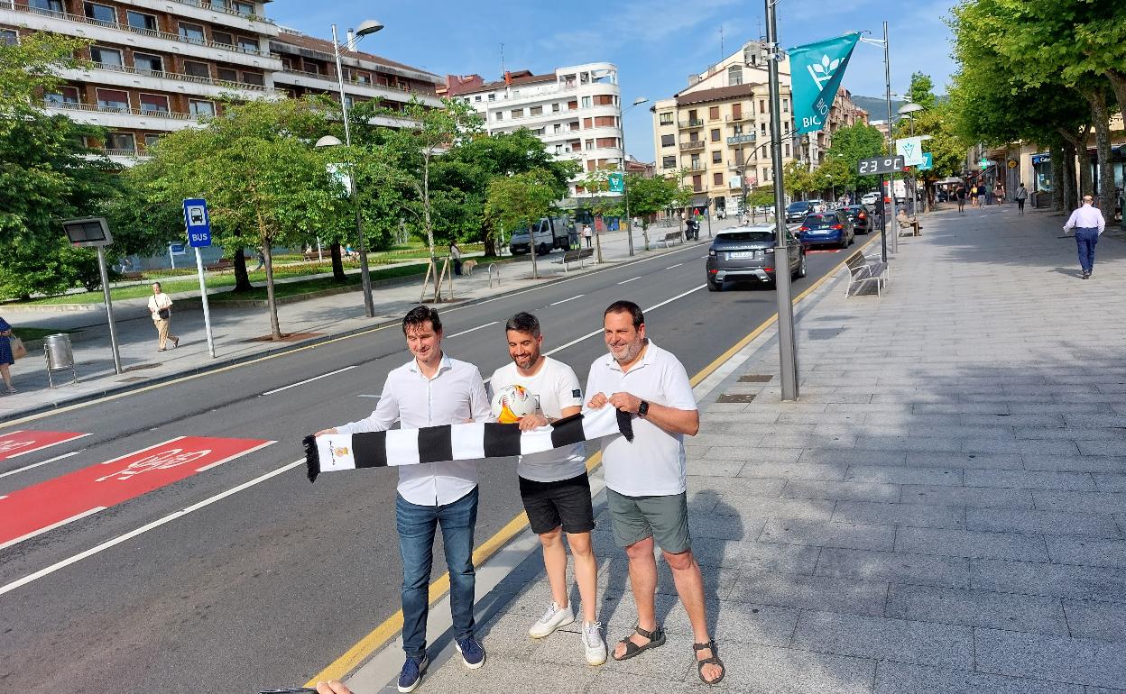 El presidente unionista, Igor Emery; el delegado de Deportes y Movilidad sostenible, Borja Olazabal, y el coordinador de la Escuela de Fútbol del Real Unión, Luis Sánchez, en el paseo de Colón. 