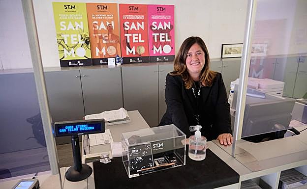 Berta Revuelta atiende al público en las taquillas de San Telmo. 
