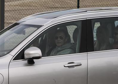 Imagen secundaria 1 - Arriba. Juan Carlos I, en el momento de bajar del avión. Debajo. El rey emérito, entrando en el coche de Pedo Campos. Juan Carlos I saluda tras aterrizar en Vigo. 