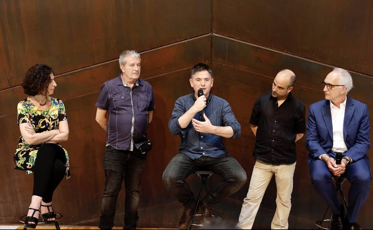 Lorea Bilbao, Bingen Mendizabal, Mikel Urdangarin, Iker Sánchez Silva eta Ibon Aranbarri, aurkezpenean. 