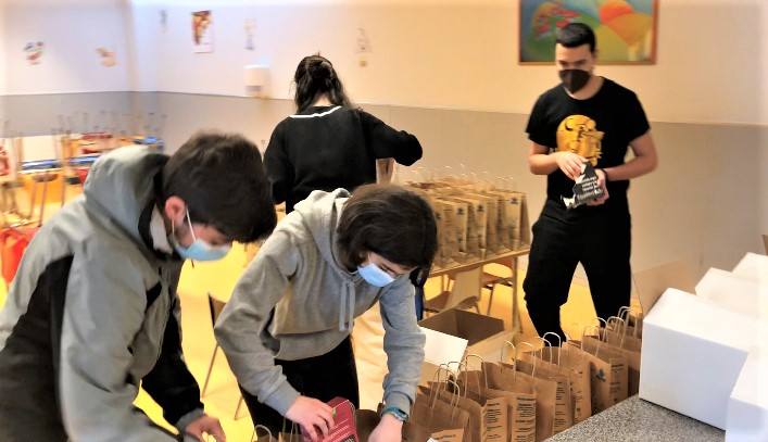 Los alumnos, colaborando en el proyecto Proyde-Proega.