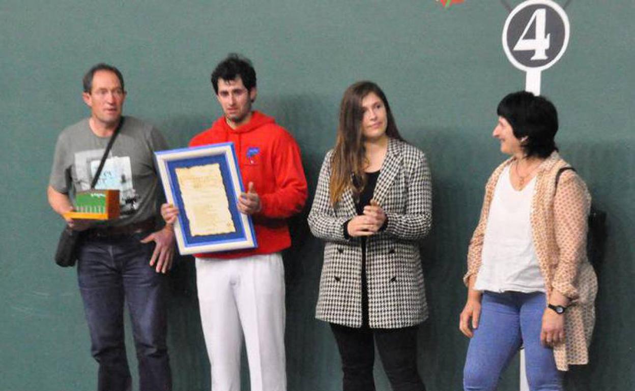 Jon Erasun, junto a su aita Juan Manuel, su hermana y su ama. 